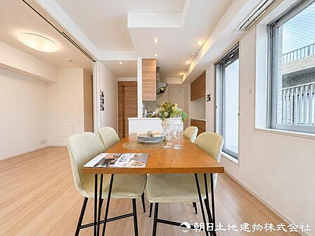 採光と通風に配慮された心地よいリビング。窓から感じる街の気配や季節の風を楽しみながら、ゆったりと寛げる空間です。季節の移ろいを感じながら寛ぎの時間を楽しめます。
