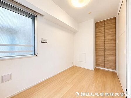 お子様の成長に合わせて机やベッドを自由に配置できる洋室。プライバシーを守りながら、自立心を育める子供部屋としても最適です。お子様の自立心を優しく育める洋室です。