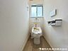 トイレ：清潔感のある落ち着いたトイレ空間。毎日使う場所だからこそ、シンプルで使いやすく、心地よく過ごせるよう整えられています。清潔で快適な毎日をしっかり支える設備です。