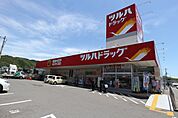 ツルハドラッグ万々店(ドラッグストア)まで440m