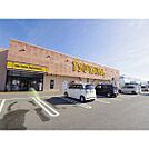 レンタルビデオ「TSUTAYA伊那店まで1095ｍ」