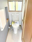 壁面収納と寒い日でも安心の温水シャワー付きトイレ