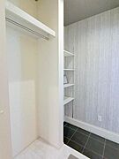 可動棚付きのシューズインクローゼットは靴の種類に合わせてしまいやすく、コートハンガーも付いております