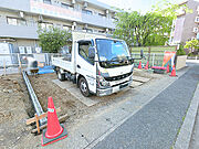 歩道付きの前面道路は開放感がございます
