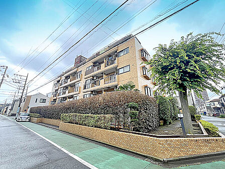 専用庭付き、南西角部屋で陽当り良好です