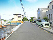 南西側も道路に面しており開放感がございます