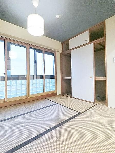 大容量の押し入れには季節物の衣類やお布団もたっぷりしまえます