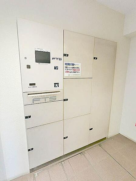 宅配ボックス付き。不在時にも荷物の受け取りが可能です