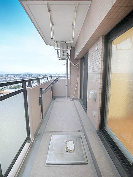 家族全員分の布団もゆったり並べられる広々L型バルコニー!!
