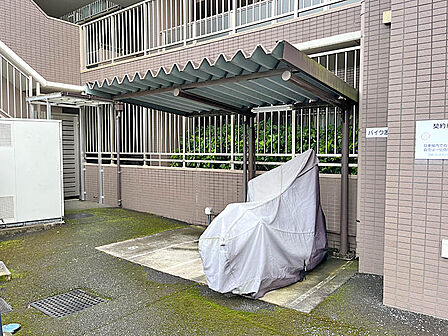 屋根付きなので雨の日も自転車が濡れない駐輪場