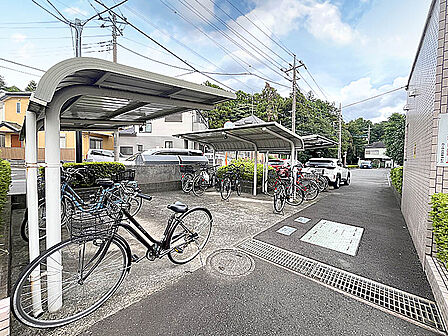 屋根付きなので雨の日も自転車が濡れない駐輪場