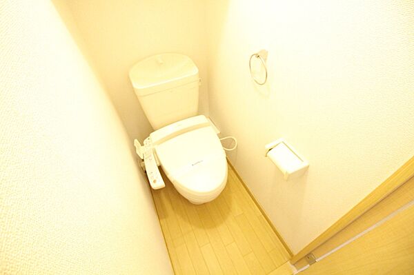 画像11:温水洗浄便座付きの清潔なトイレ