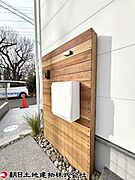 洗練されたデザインの玄関ポスト。