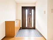 お客様をお迎えする玄関は落ち着いた雰囲気。