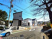 前面道路は車通りが少なく、子育てにも安心です。