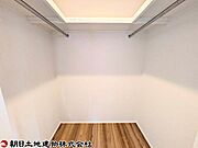 奥行きあるウォークインクローゼットは使う人に配慮したデザイン