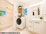 広々とした洗面所で一日のはじまりを爽やかに迎えられます。※家具はイメージです。