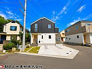 シンプルモダンな外観が特徴。閑静な住宅街に位置する邸宅です。
