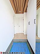 お客様をお迎えする玄関は落ち着いた雰囲気。