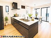 料理時間が楽しくなる開放的なキッチン空間※家具はイメージです