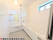 1日の疲れを癒す浴室は広々とした1坪タイプ。