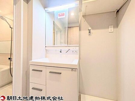 三面鏡付きの洗面化粧台で朝の身だしなみもバッチリですね。