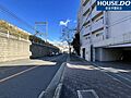 マンションの前...