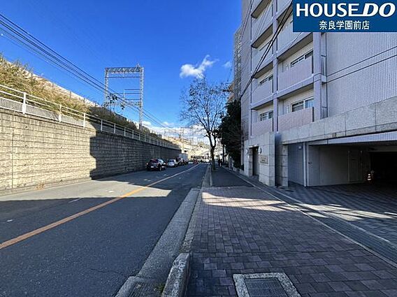 マンションの前...