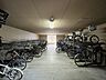 その他：駐輪場には、ラックが設置されています。自転車が整頓されており出し入れを行いやすそうです。