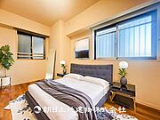 【寝室 (約6帖)】※画像は実際の室内写真をもとに、家具・調度品の配置例をCG合成したもので、実際とは多少異なります。また、家具等は販売価格に含まれません。