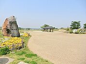 【県立相模三川公園】　季節ごとのお花が咲いていてとても気持ちがいいところです。空が広く景色が開けて相模川の風を感じ、大山が望める手入れの行き届いた素敵な公園です。