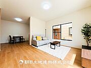 【LDK (約15.5帖)】広々としたLDKは明るさとご家族皆様の笑顔が溢れる空間です！