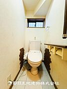 【ウォシュレット付きトイレ】最近では当たり前になってきたウォシュレット付きトイレになります！デリケートな方でも安心してお使いいただけます！
