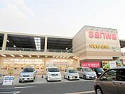 【三和　座間東原店】　平面駐車場のほか、屋根付きの屋上駐車場もあるので雨の日も安心です。