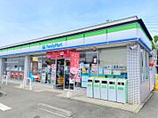 【ファミリーマート　座間栗原中央店】　駐車場も広いので立ち寄りやすいお店です。商品も充実しています。