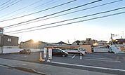 【セブンイレブン　寒川駅前店】　駅チカのコンビニですが、駐車場が広くて利用しやすい店舗です。 品揃えも良くてた変便利です。