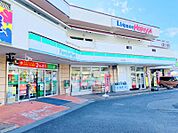 【ファミリーマート　厚木上荻野店】1120ｍ　通り沿いに面していて、とても目立つお店なので、待ち合わせや休憩場所に最適です。