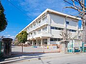 【座間市立座間小学校】　座間駅から徒歩圏内で行ける小学校です。駅から近いし、家族向けにはピッタリな場所です。
