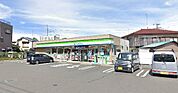 【ファミリーマート　ひばりが丘2丁目店】　店舗は広い駐車場が併設されていて、非常に使いやすい店舗です。店員さんの対応も良いです。