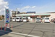 【セブンイレブン　綾瀬上土棚北3丁目店】　郵便局の隣から移動してきた店舗。主婦の店員さん達が丁寧で良い接客してくれる！駐車場も広くなって良かったです。