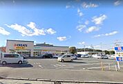 【クリエイト　綾瀬上土棚店】　セブンイレブンの隣にあるドラッグストアです。市販の薬以外処方せんも取り扱っています。食料品や雑貨も豊富に揃っていて便利です。