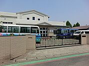 【綾西幼稚園】　幼稚園も広々しており、たくさんの子供たちが元気に過ごしています。保育士の方の対応も良く、安心して預けることができます。
