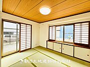 【和室 (約6帖)】ＬＤＫ横の和室には小さなお子様が遊んだりちょっとしたお昼寝タイムに大活躍です！！「あってよかった」とお住まいになってから思っていただけます♪