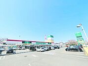 【フードワン　綾瀬店】　駐車場があります。また、駐車場にアーケードのようなものがついており、雨の日とか濡れずに車まで行けるのでとても便利です。