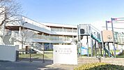 【中央幼稚園】　昔から地元の皆さんに知られている伝統ある幼稚園。最近建替したばかりできれいで安心出来る建物です。
