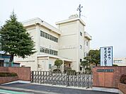 【海老名市立大谷小学校】　住宅街の中にある小学校です。日本庭園があったり、宇宙を描いたモチーフがあったりと情緒溢れる教育がなされていると思います。