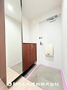 【玄関】姿見付きの玄関です♪