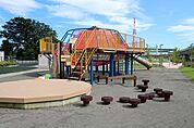 【中野公園】　公園内には海老名市初の人工芝を採用したグランドがあります。公園の北側には小さいお子さんから小学生まで楽しめる大型遊具があります。