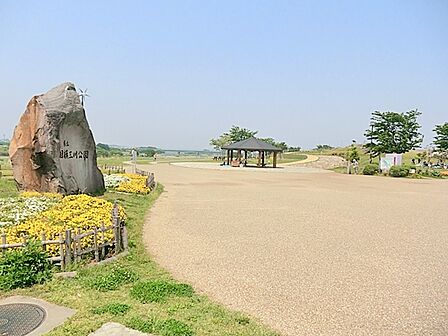 【県立相模三川公園】 季節ごとのお花が咲いていてとても気持ちがいいところです。空が広く景色が開けて相模川の風を感じ、大山が望める手入れの行き届いた素敵な公園です。