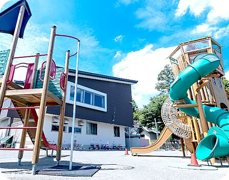 【海老名たちばな保育園】　田畑と浅間大神の緑豊かな自然に囲まれた環境にあり、その自然と調和のとれた木造建築の園舎が特徴です。